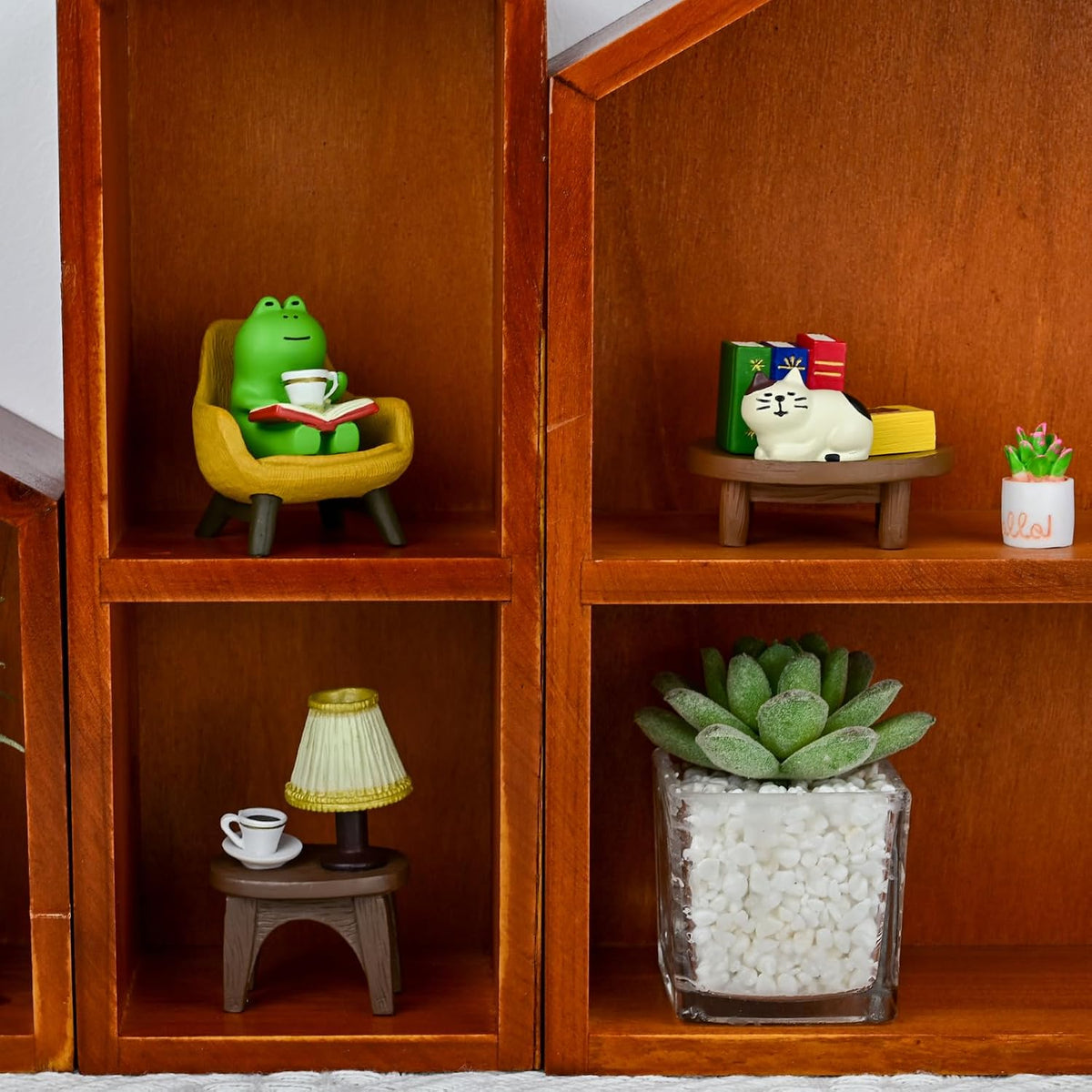 Refintural Miniature Frog Figurines Statue, Adorable Frog Collectibles for Desk and Bedroom Decor, Perfect Indoor Home Decorations and Gifts Set