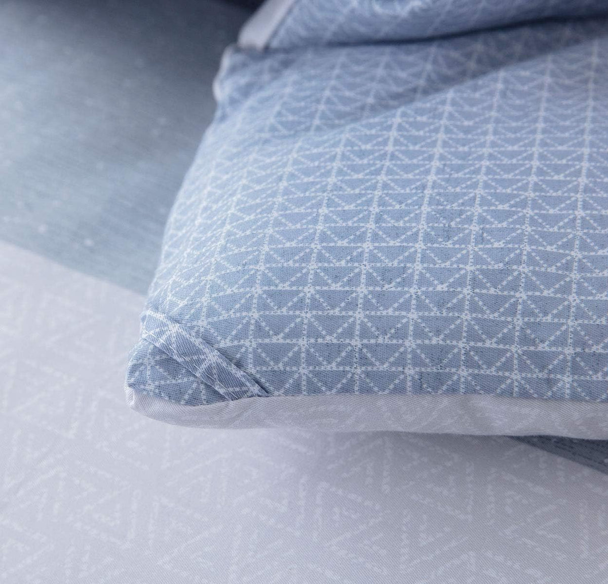 SLEEPBELLA Comforter King Size, 600 Thread Count Cotton White and Navy Striped Patchwork Reversible Pattern Reversible Blue Comforter Set,Down Alternative Bedding Set 3Pcs (King, Blue Patchwork)