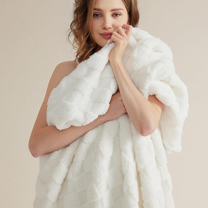 Bedsure GentleSoft White Twin XL Blanket - Image 2