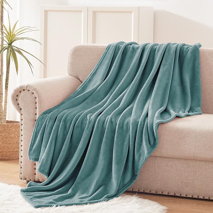 Exclusivo Mezcla Fleece Celadon Throw Blanket - Image 3