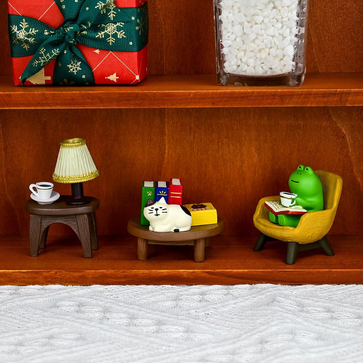 Refintural Miniature Frog Figurines Statue, Adorable Frog Collectibles for Desk and Bedroom Decor, Perfect Indoor Home Decorations and Gifts Set