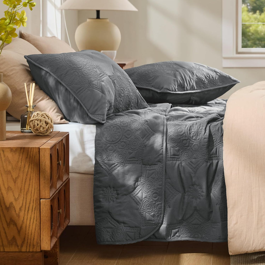 Bedsure King Size Quilt Bedspread, Thin Comforter, Drak Grey Coverlet
