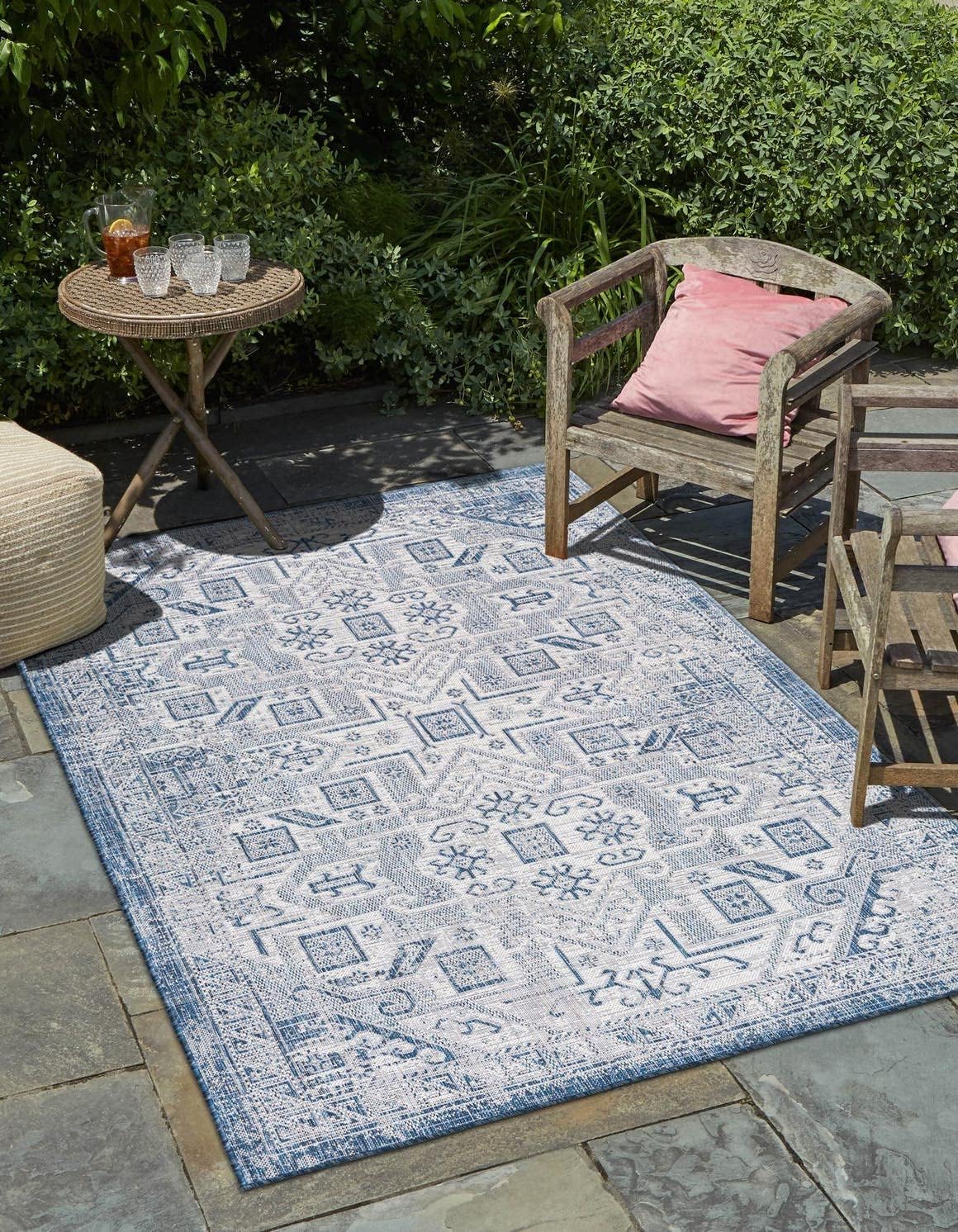 Unique Loom Outdoor Aztec Collection Area Rug - Coba (2' x 6' 1" Runner, Light Gray/ Ivory)