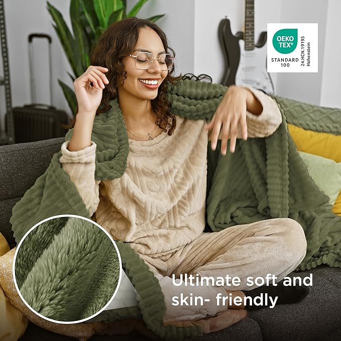 Bedsure GentleSoft Christmas Throw Blanket - Image 4