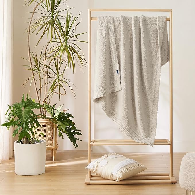 Bedsure Beige Knit Twin Blanket - Image 7
