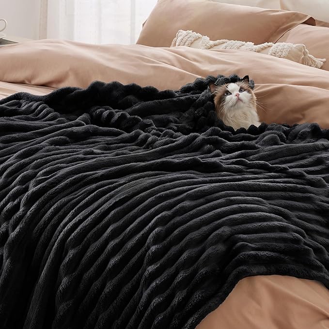 Bedsure GentleSoft Black Fleece Blanket - Image 4