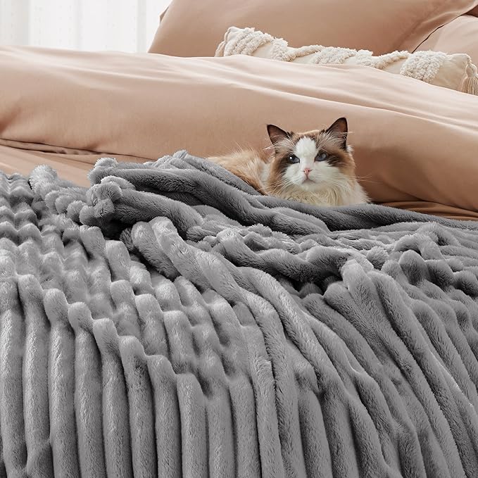 Bedsure GentleSoft Frost Gray Fleece Blanket - Image 4
