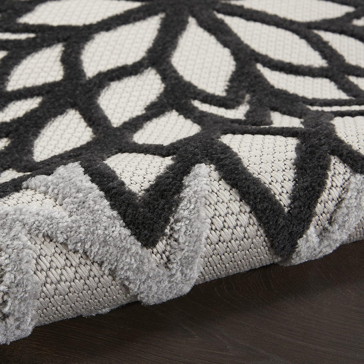 Nourison Home Aloha 48" Round Fabric Indoor/Outdoor Rug in Black/White Finish