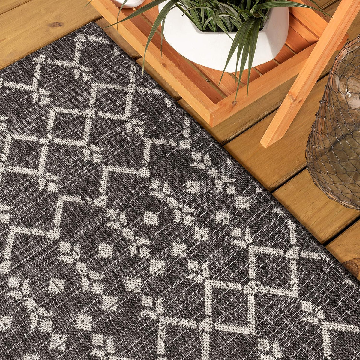 JONATHAN Y Moroccan Geometric Indoor Outdoor Area Rug 4X6 Black/Gray, Ourika Textured Weave for Backyard, Patio, Porch, Easy-Cleaning, High Traffic, Pet-Friendly, Non-Shedding (SMB108F-4)
